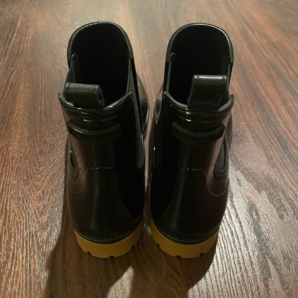 NWT Vince Risa Black Gum Chelsea Boots - Picture 9 of 10